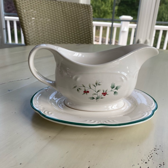 VTG Pfaltzgraff Winterberry Holiday 🎄 Gravy Boat - Picture 12 of 12